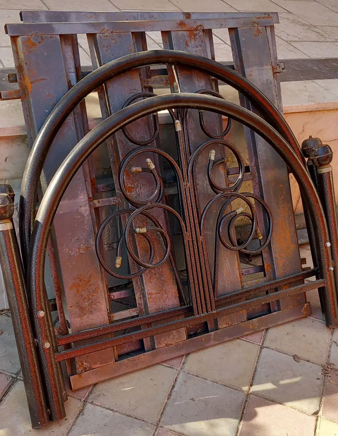 ۲ عدد تخت فلزی فرفورژه|تخت و سرویس خواب|ورامین, ورامین|دیوار