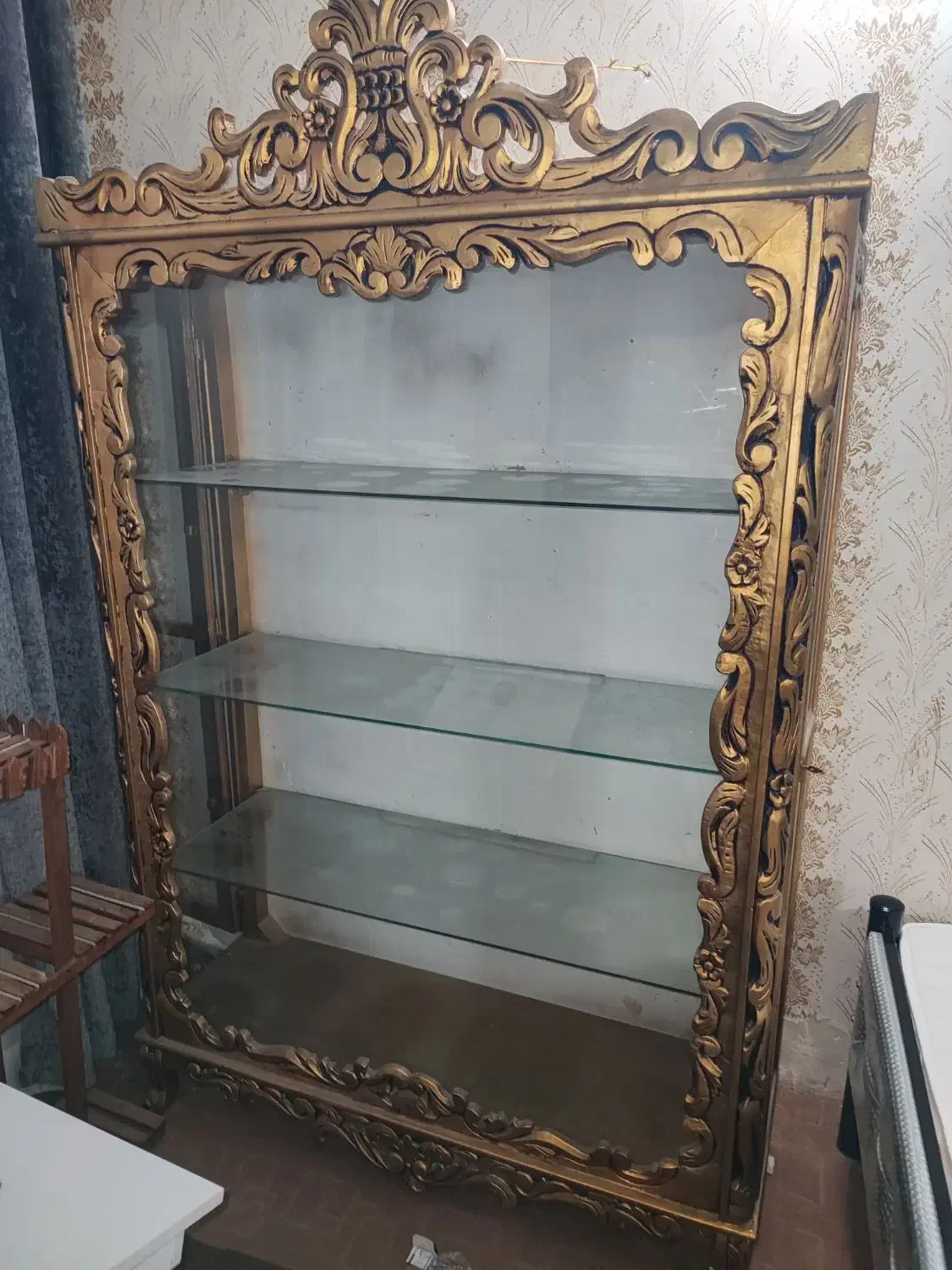 گنجه شیشه‌ای کلاسیک با قاب طلایی منبت‌کاری|بوفه، ویترین، کنسول|مشهد, رسالت|دیوار