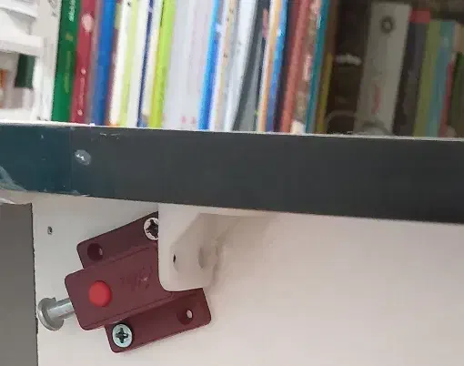 میز تحریر باکس دار قفلی سفید بهمراه صندلی|میز تحریر و کامپیوتر|قم, نیروگاه|دیوار