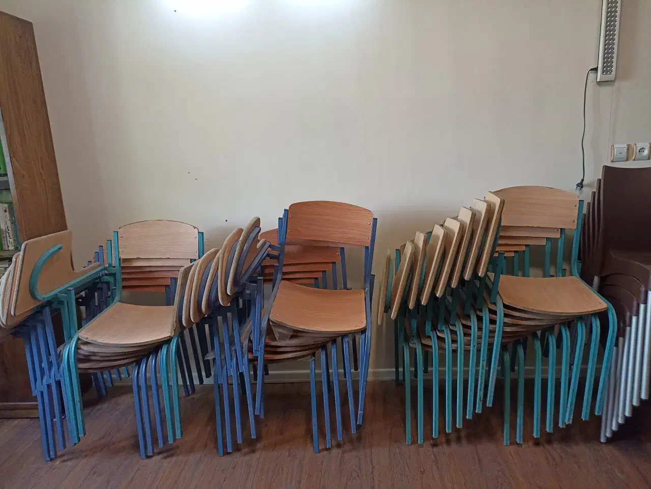 صندلی دسته دار|صندلی و نیمکت|رشت, پیرسرا|دیوار