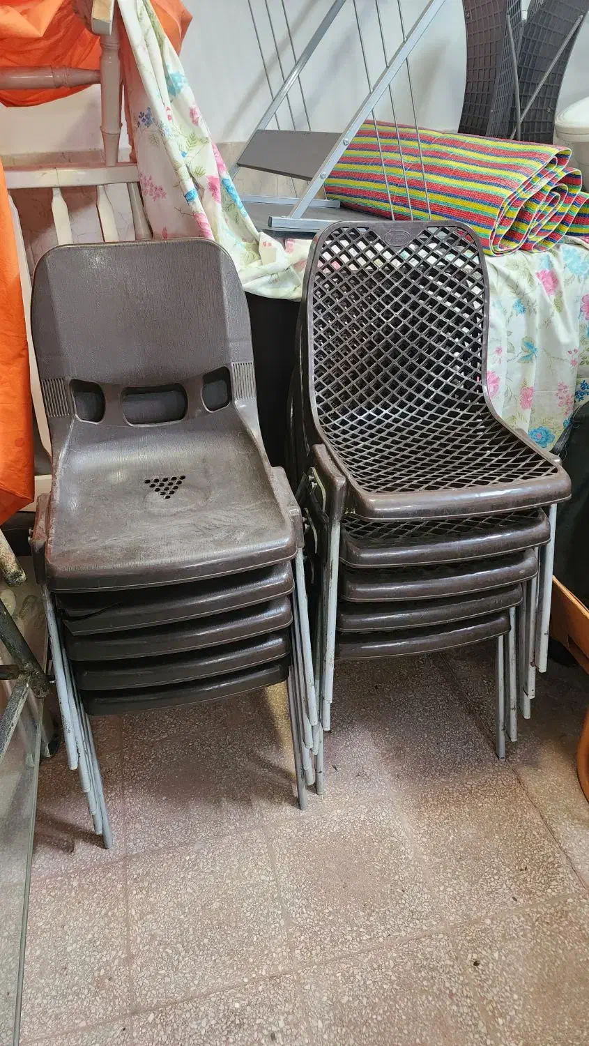 تعدادی صندلی،یک زیر تی وی و یک دست مبل چرمی|مبلمان خانگی و میز عسلی|ملایر, |دیوار