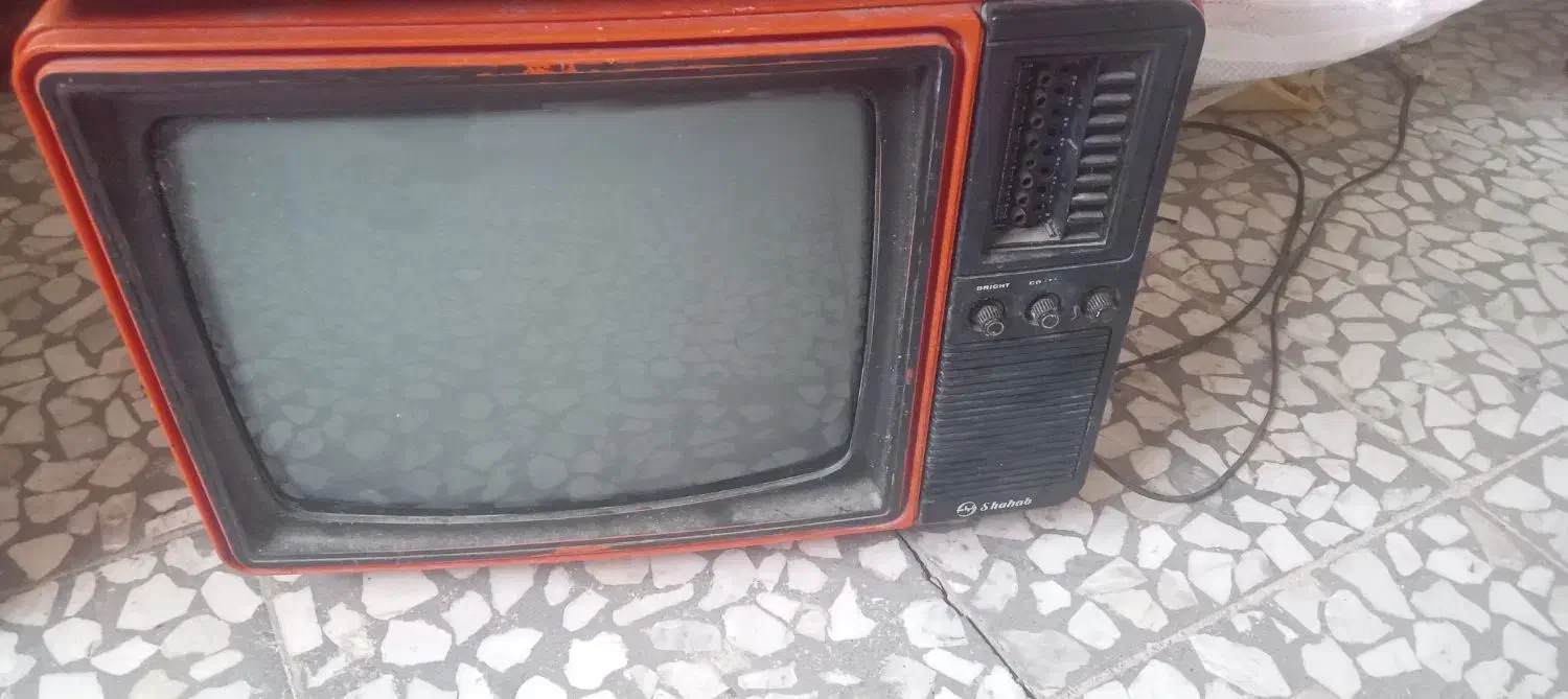 تلویزیون سیاه وسفید|کلکسیون اشیاء عتیقه|لنگرود, |دیوار