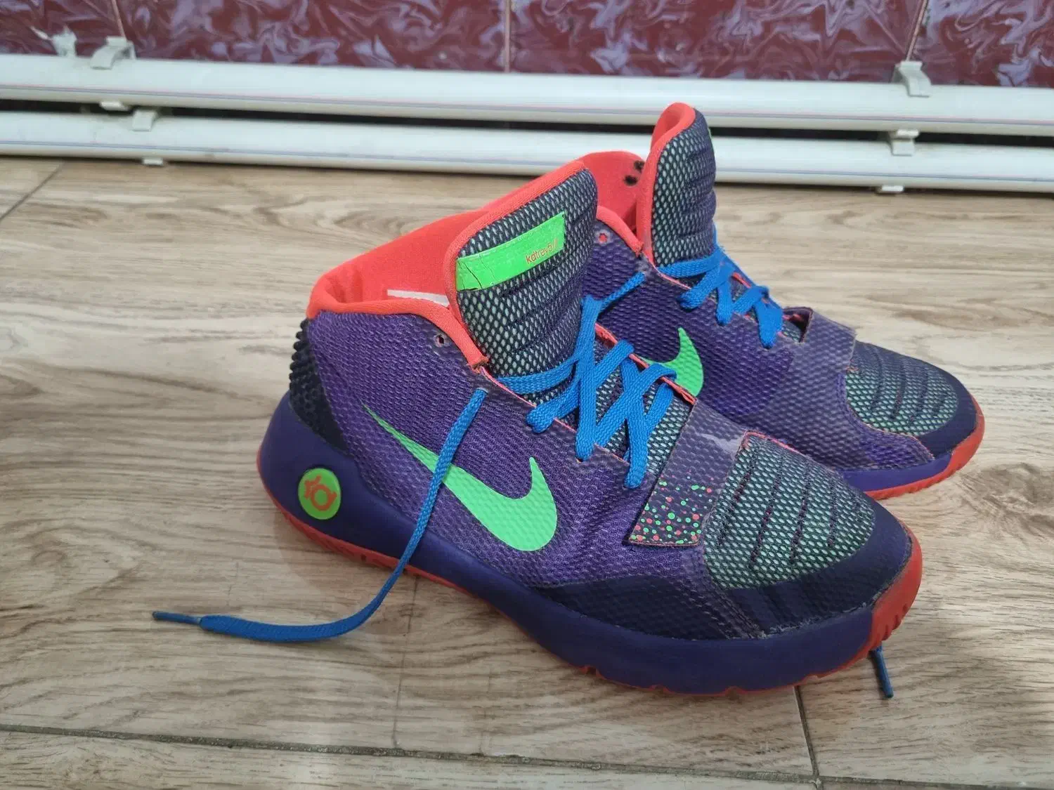 کفش های نایک سالن سایز ۴۰ ۲۵ سانت|کیف، کفش، کمربند|سلماس, |دیوار