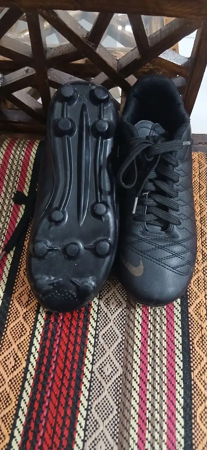 کفش فوتبال|تجهیزات ورزشی|رباط‌کریم, رباط‌کریم|دیوار