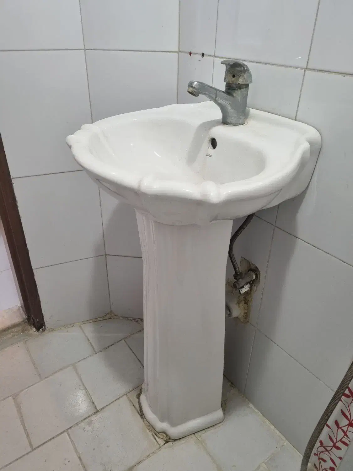 توالت فرنگی و روشویی و درب چوبی اتاق|لوازم سرویس بهداشتی|رشت, فلسطین|دیوار