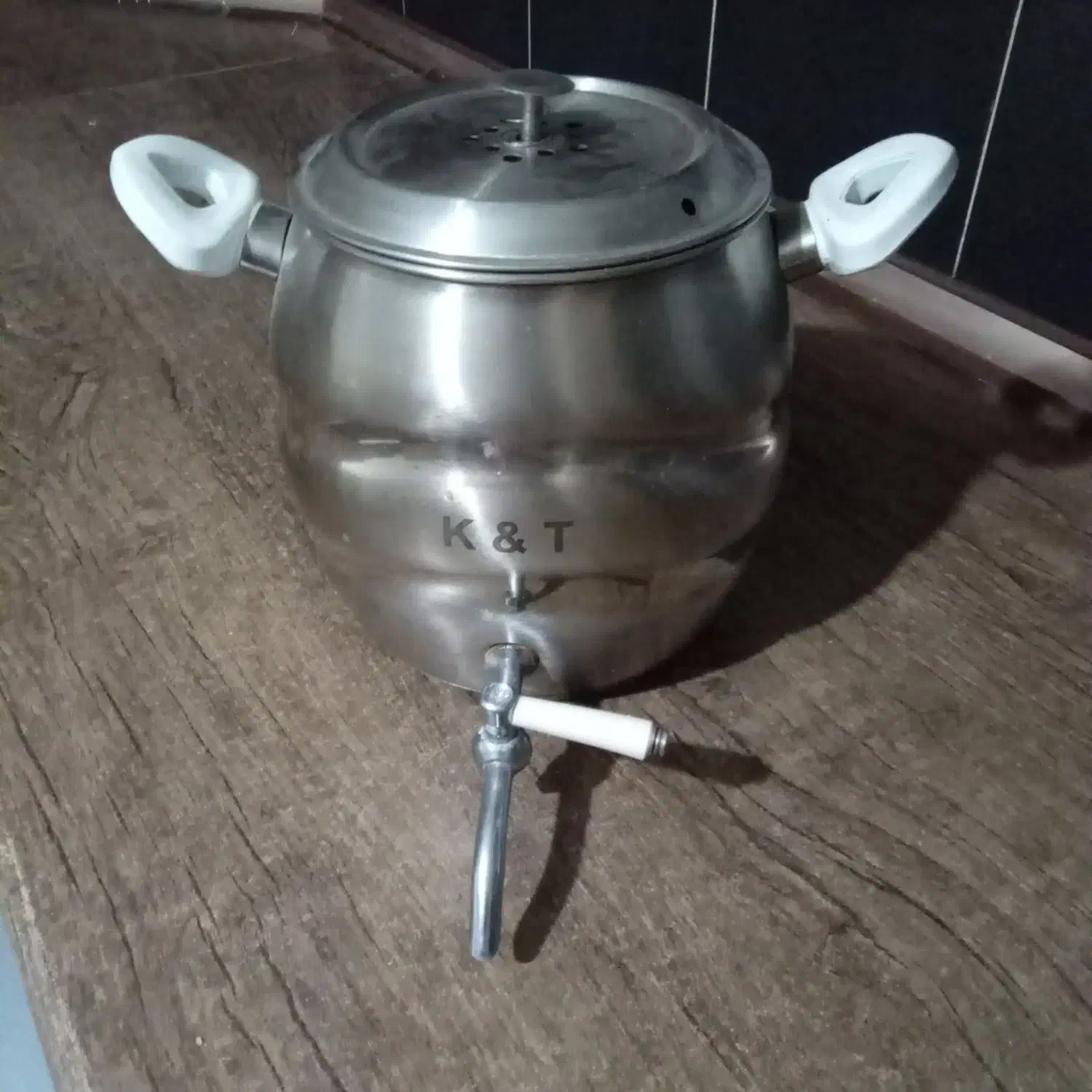 کتری سالم و تمیز|قوری، کتری، قهوه‌ساز دستی|آبسرد, |دیوار