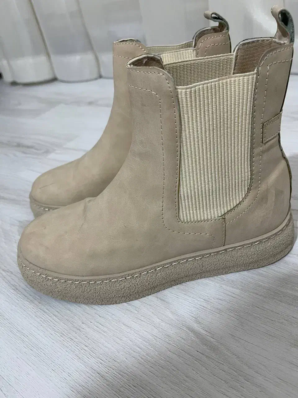 بوت دخترانه|کیف، کفش، کمربند|میانه, |دیوار