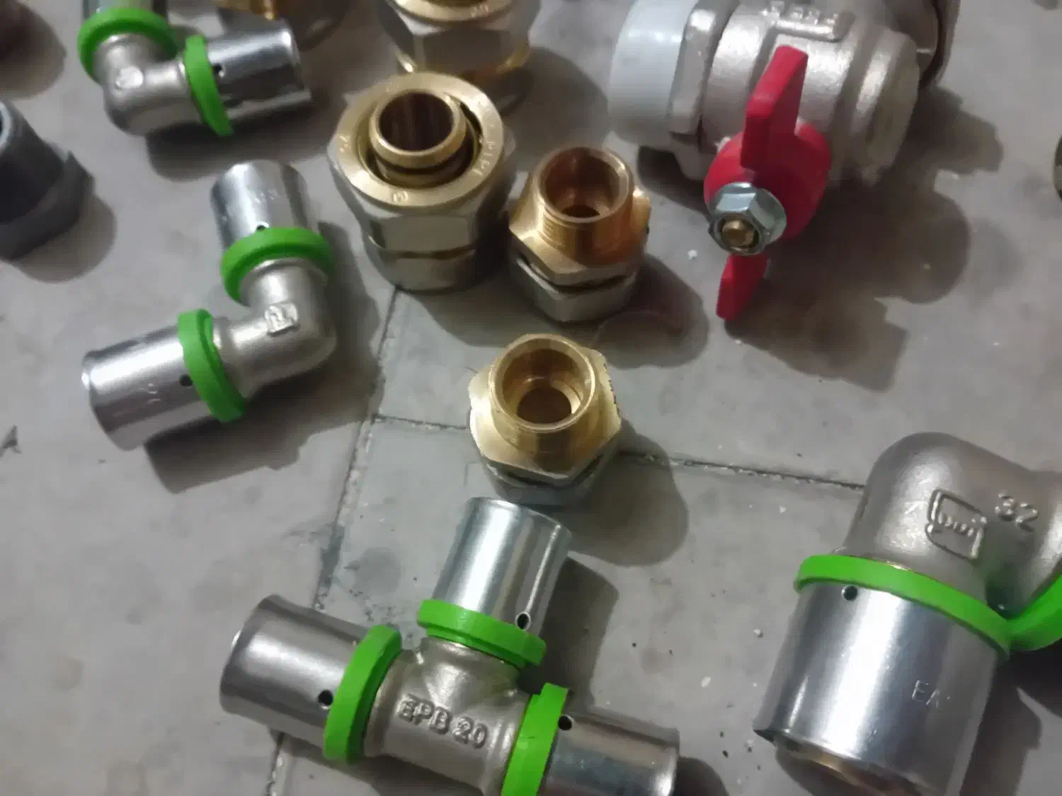 تعدادی شیرآلات و اتصالات پکیج|آبگرمکن، پکیج، شوفاژ|خرمآباد, |دیوار