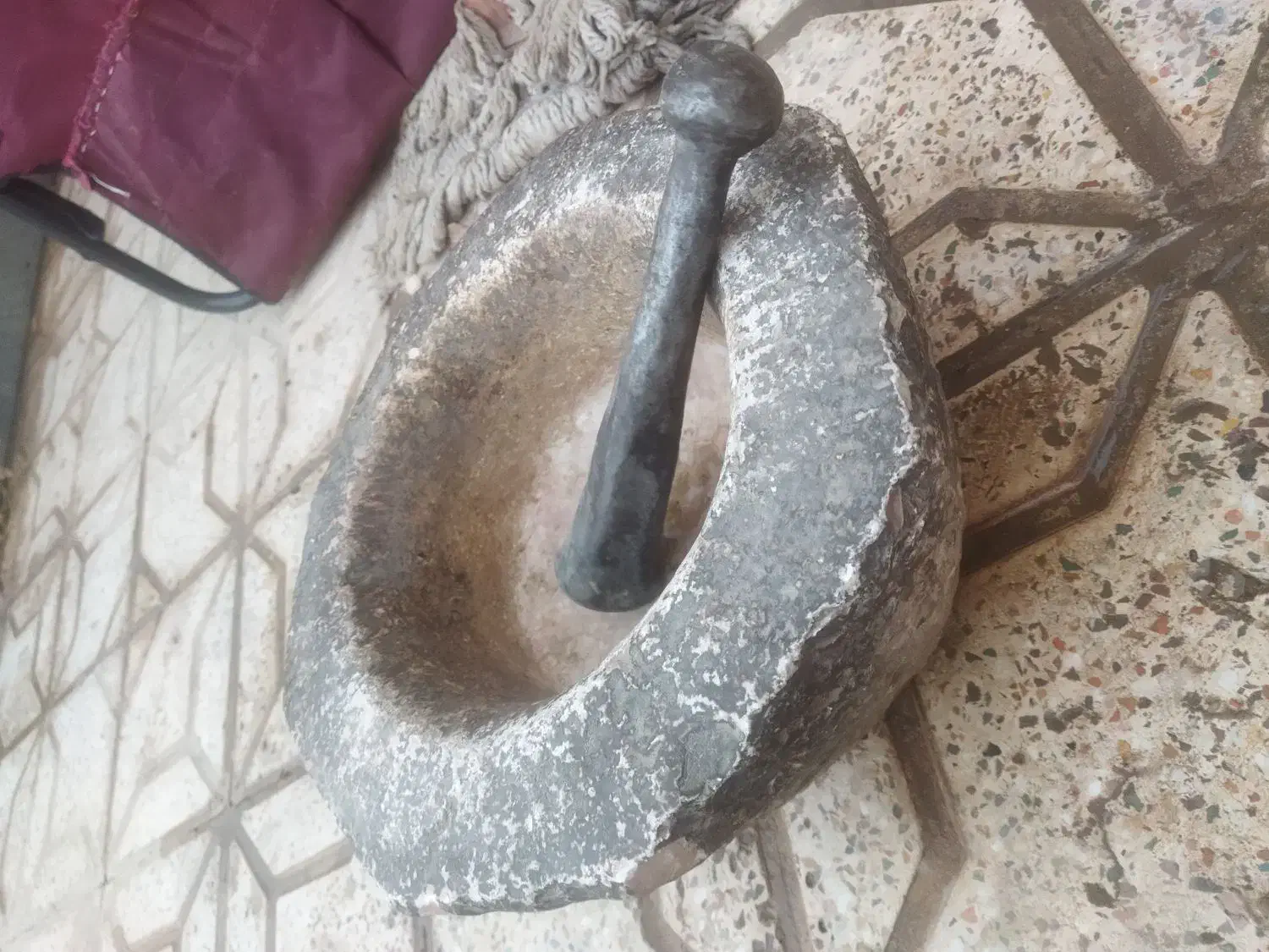 هاون سنگی قدیم با دسته و سنگ نیم منی قدیم|کلکسیون اشیاء عتیقه|کرمان, |دیوار