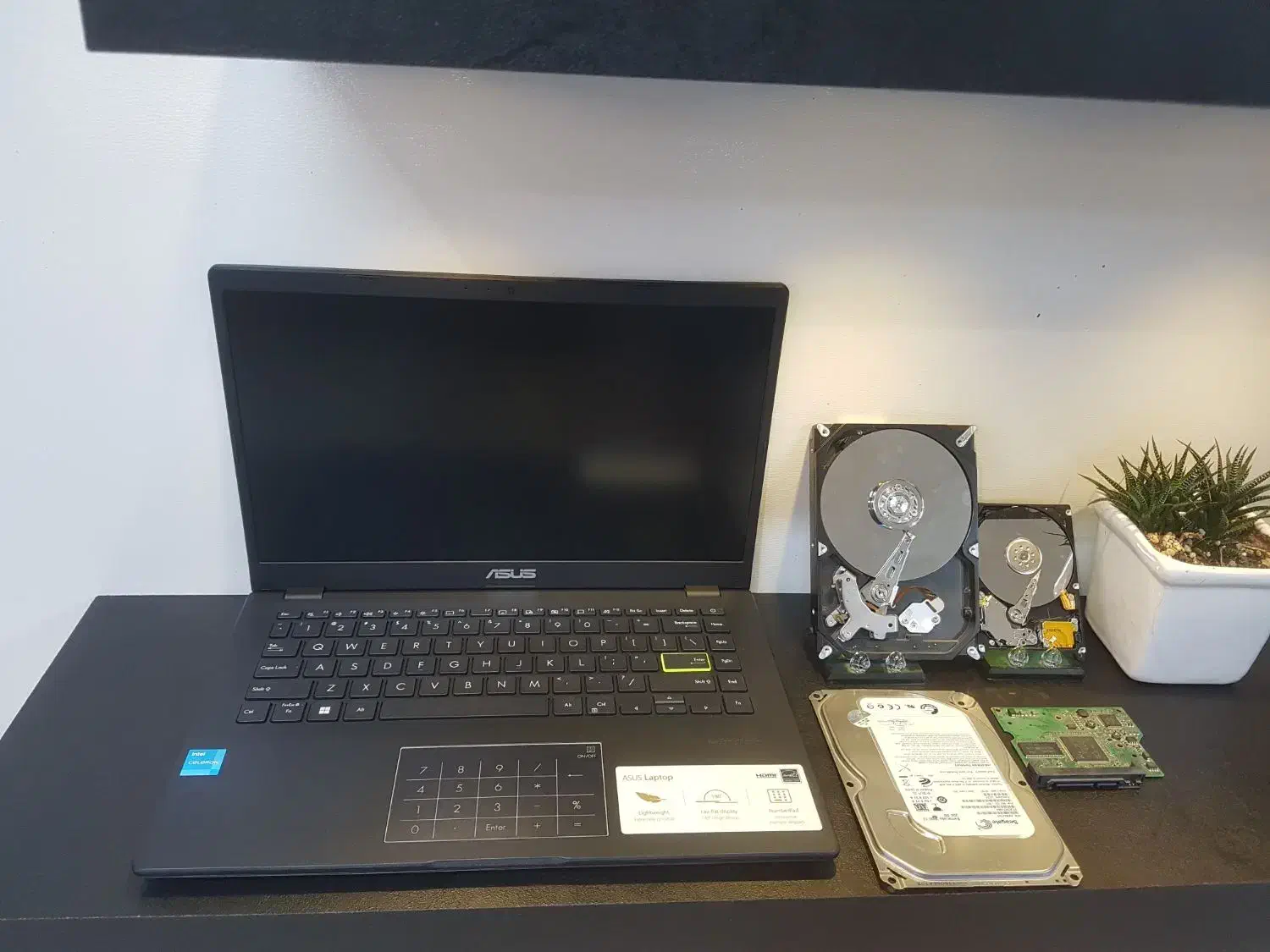 ASUS|رایانه همراه|هشتگرد, هشتگرد قدیم|دیوار