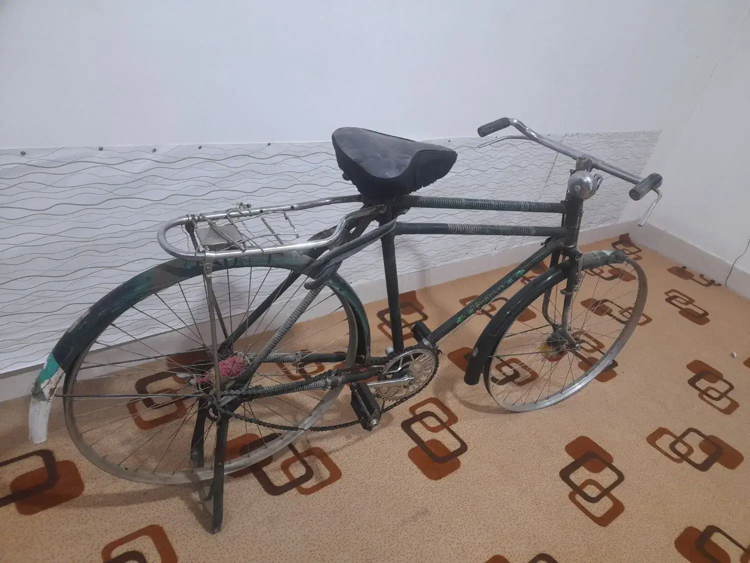 دوچرخه قدیمی و کپسول گاز|دوچرخه، اسکیت، اسکوتر|بن, |دیوار