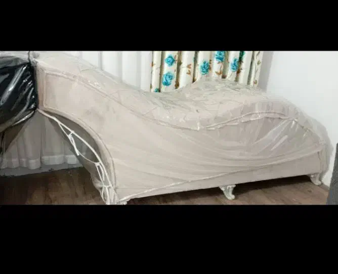 تخت|صندلی و نیمکت|ری, تصفیه خانه|دیوار