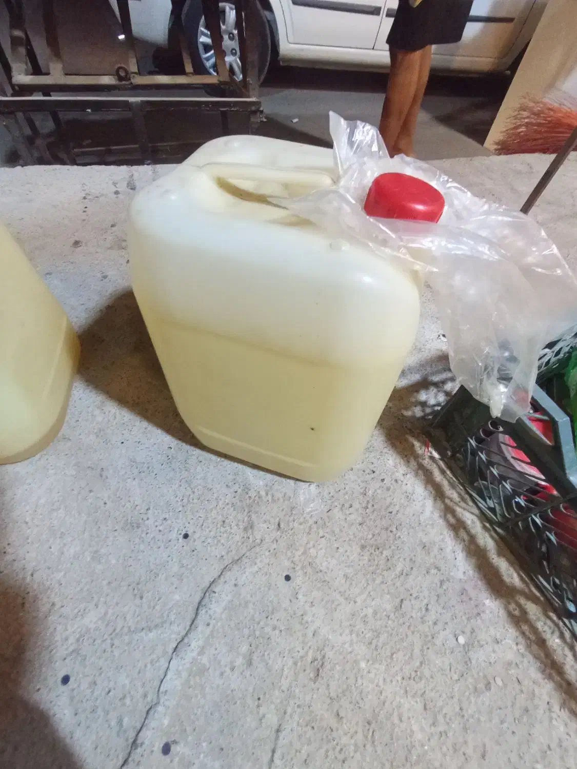 تعدادی دبه|ظروف نگهدارنده، پلاستیکی، یکبارمصرف|بندرعباس, |دیوار