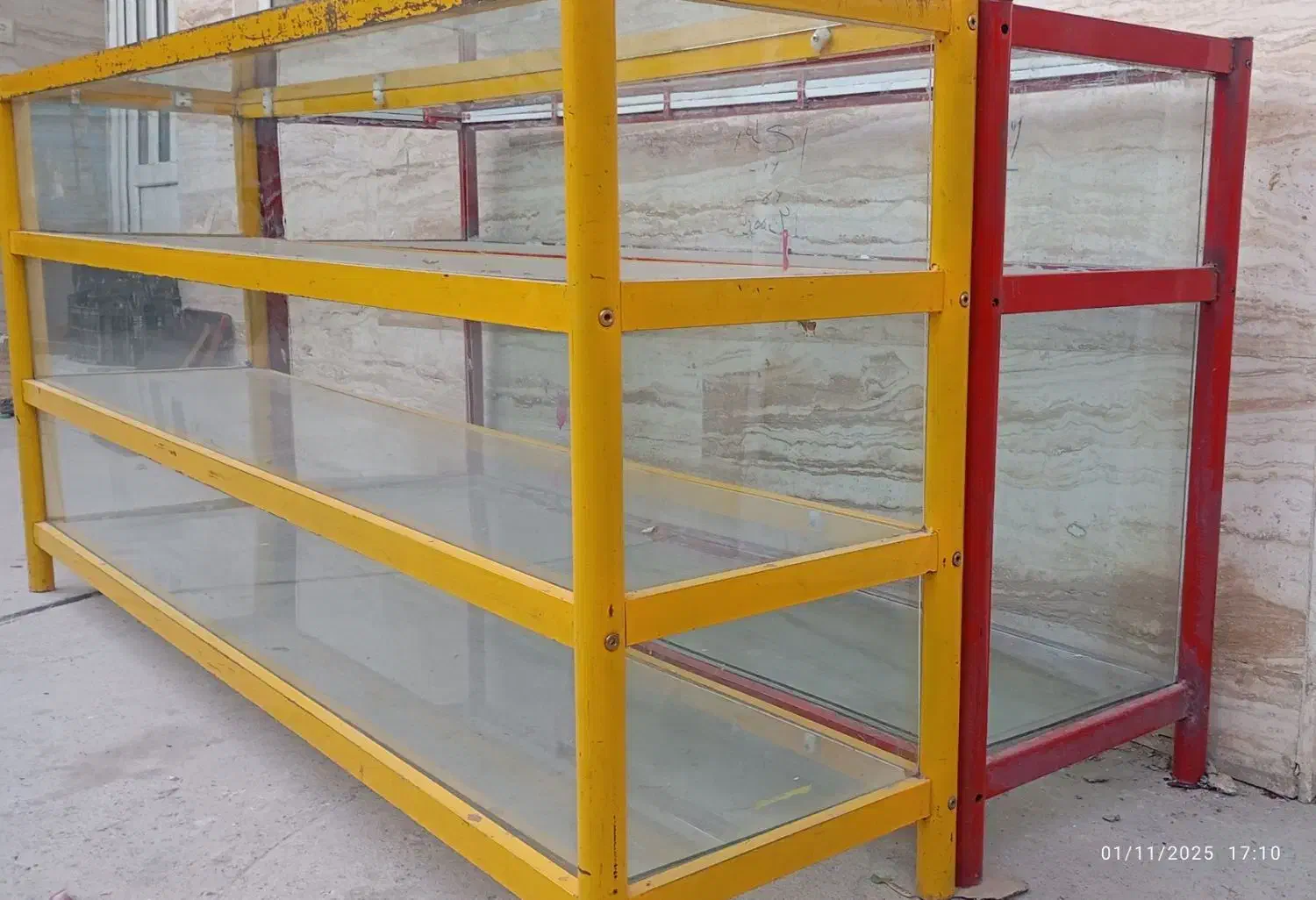 ویترین فلزی ۲متری ۳طبق شیشه خور و ۳۰۰عدد چوب کار|فروشگاه و مغازه|زالیان, |دیوار