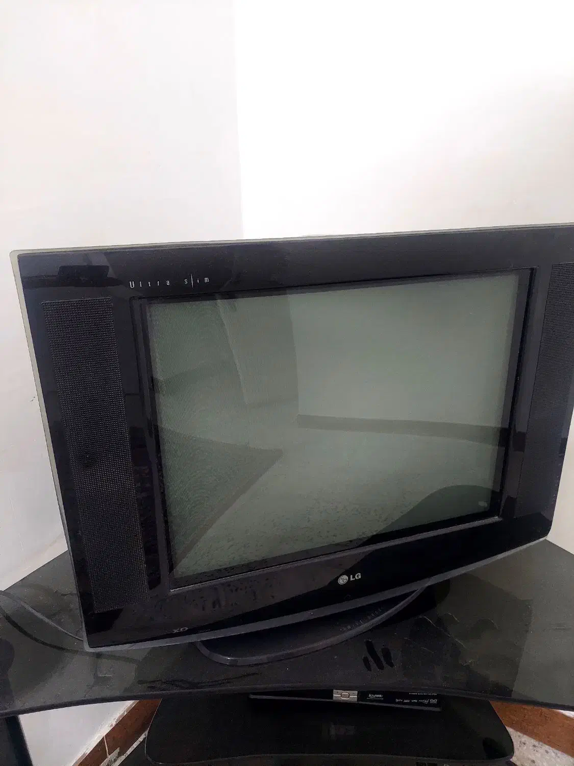 تلویزیون ۲۱ اینچ سالم سالم|تلویزیون و پروژکتور|مهاجران, |دیوار