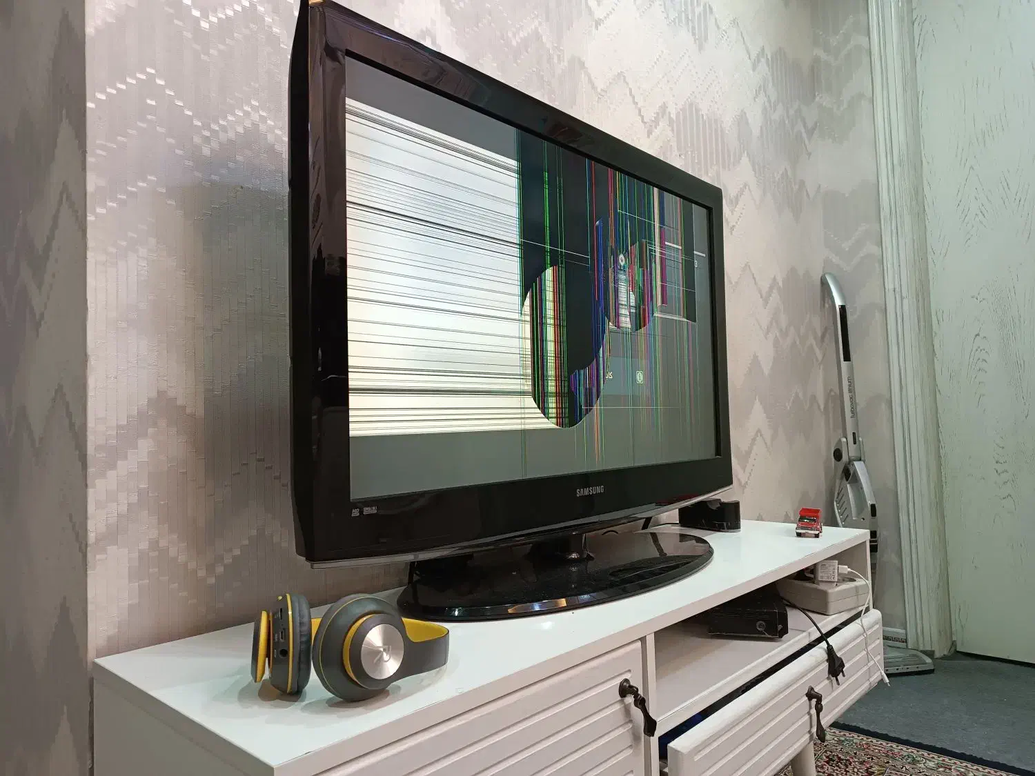 تلوزیون شکسته|تلویزیون و پروژکتور|مشهد, ایثار|دیوار