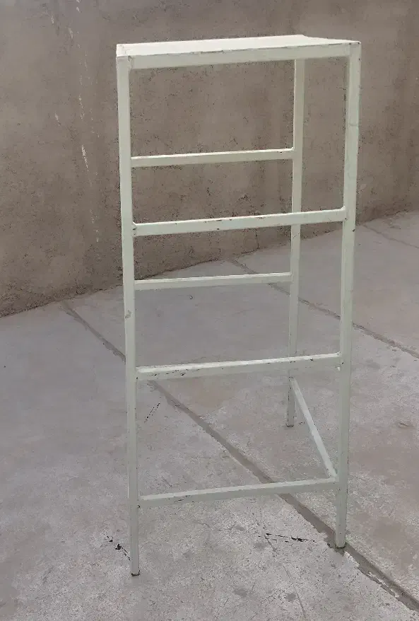 چهار پایه آهنی|صندلی و نیمکت|قدس, شهر‌قدس|دیوار