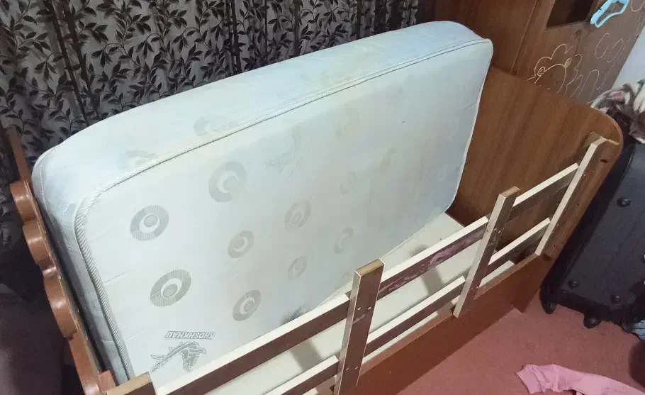 تخت کودک تخت بچگانه با (حفاظ متحرک )کفی و تشک|تخت و سرویس خواب|رشت, بوسار|دیوار