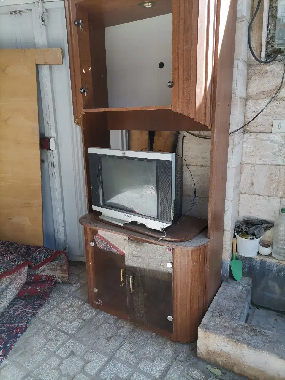 تلوزیون 21 اینچ به همراه میز|تلویزیون و پروژکتور|دلیجان, |دیوار