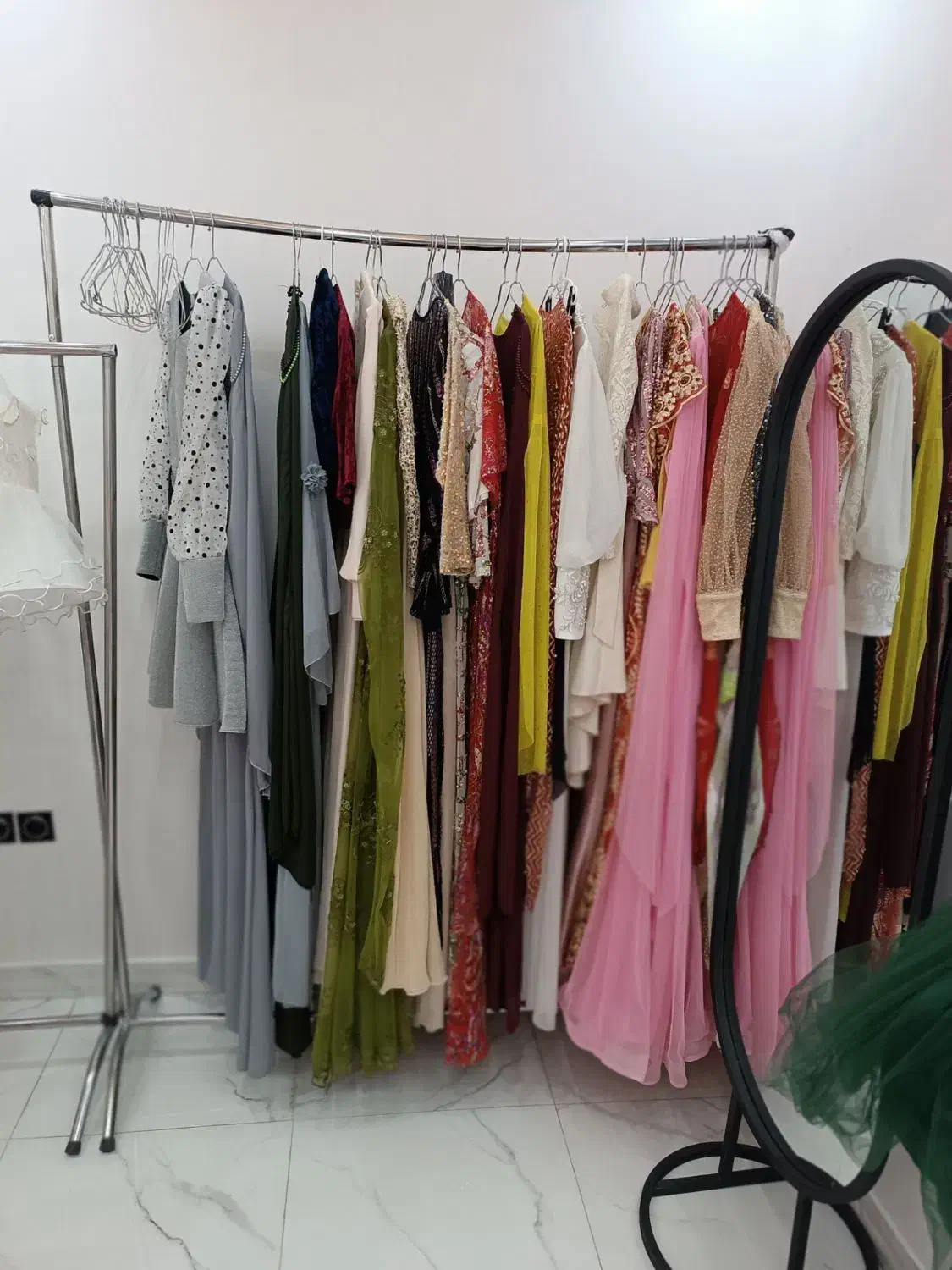 لباس و پارچه تمام سنگ مزون کرمانشاه ۶۹۰دانه|لباس|نورآباد, |دیوار