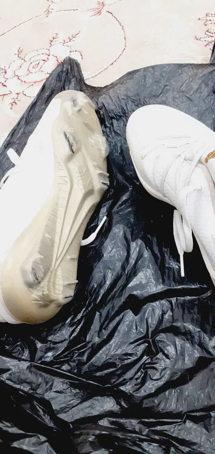 فروش چند جفت کفش فوتبال روی چمن مارک دار اصل|تجهیزات ورزشی|مریوان, |دیوار