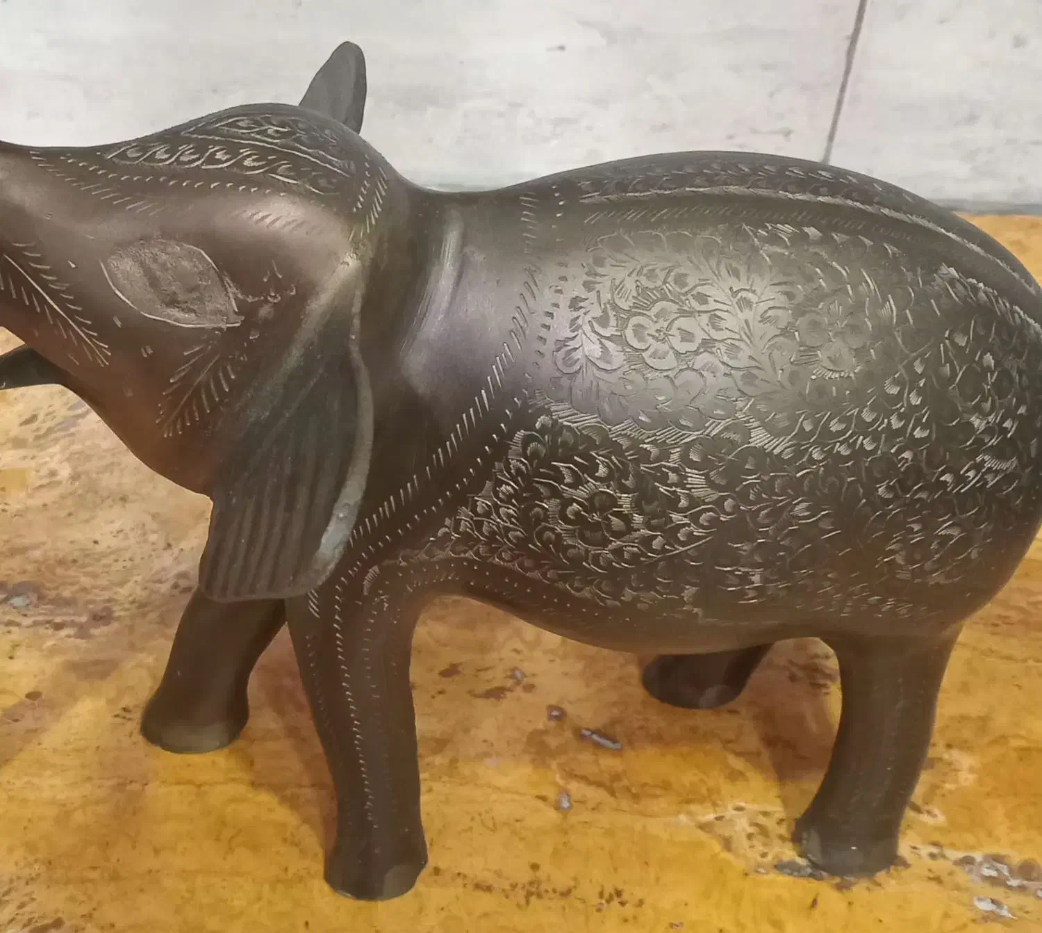 فیل برنزی قدیمی بزرگ|کلکسیون اشیاء عتیقه|آستانه اشرفیه, |دیوار