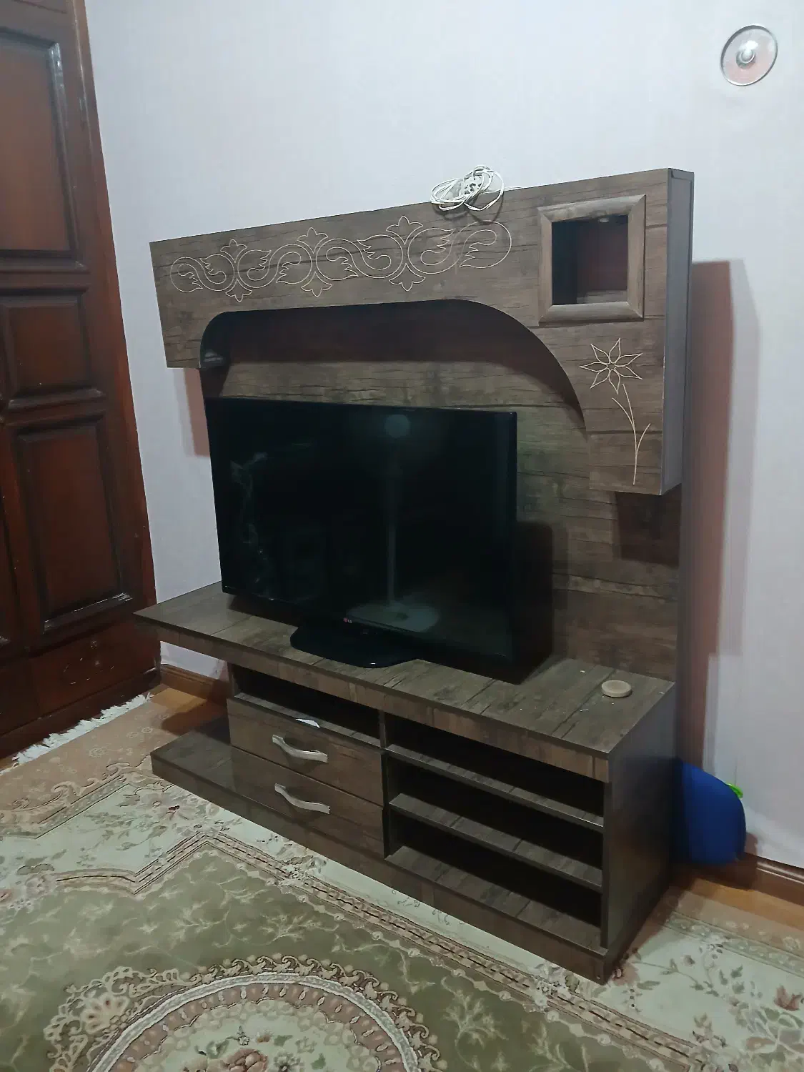 تلویزیون|تلویزیون و پروژکتور|فومن, |دیوار