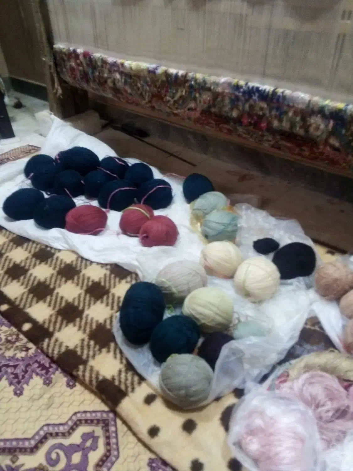 فرش نیمه کاره ۷۰ رج نقشه شادکام|فرش|تبریز, |دیوار
