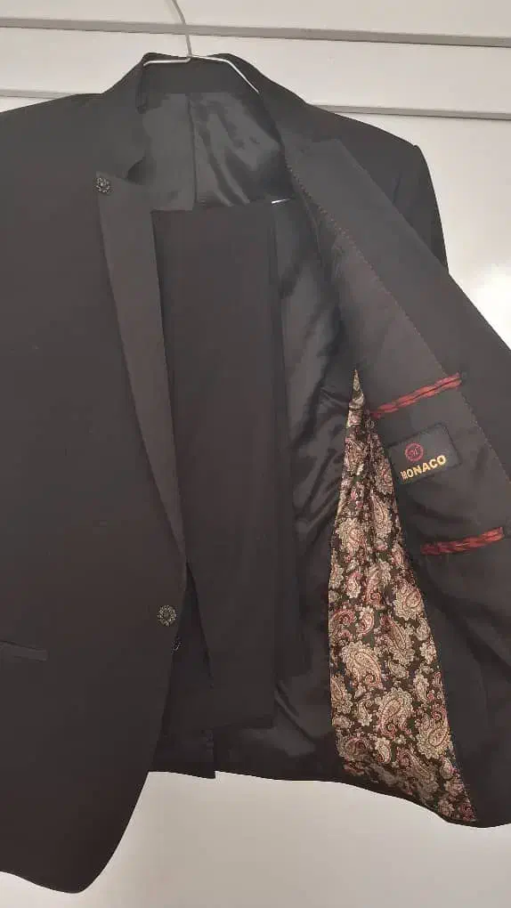 کت و شلوار|لباس|بروجن, |دیوار