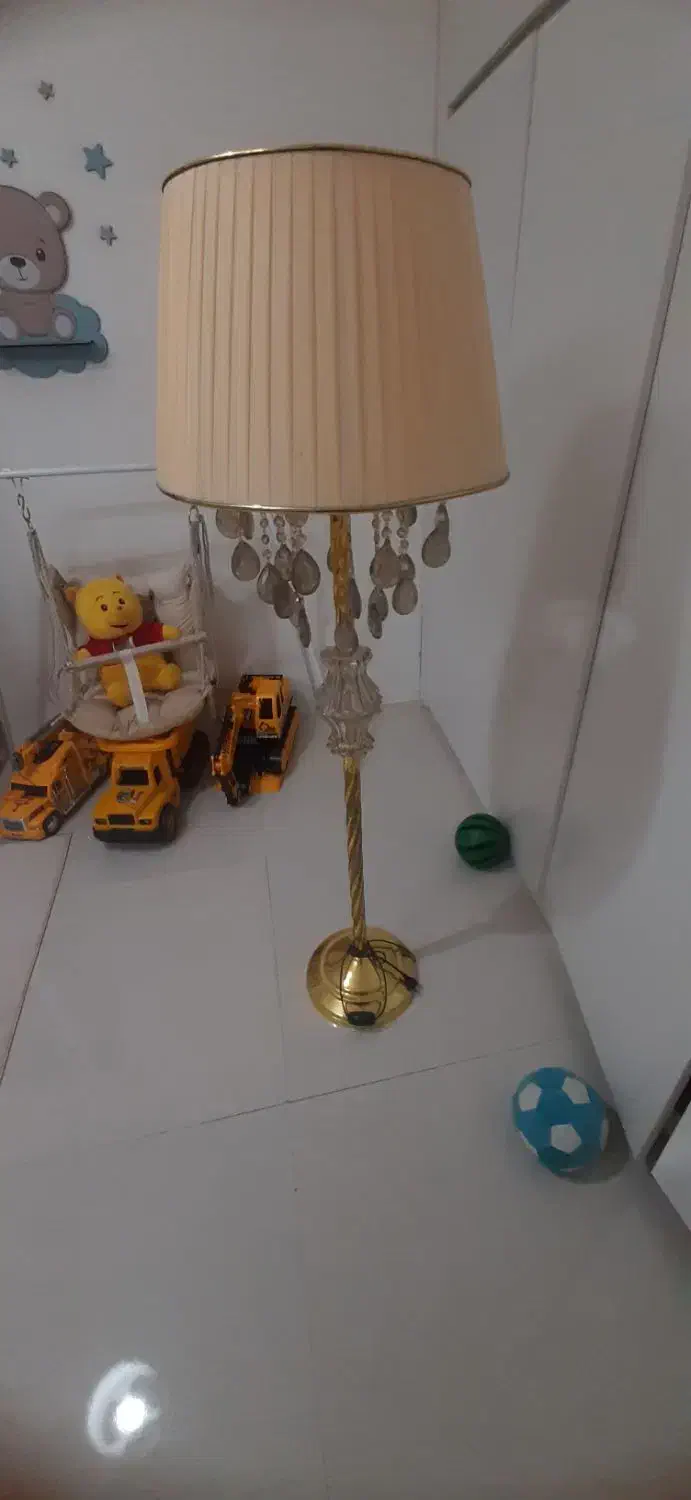 آباژور کنارسالنی طلایی|چراغ خواب و آباژور|مشهد, الهیه|دیوار