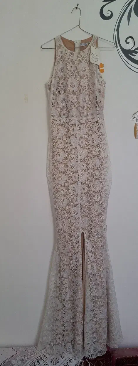 تعدادی لباس در حد نو|لباس|قائن, |دیوار