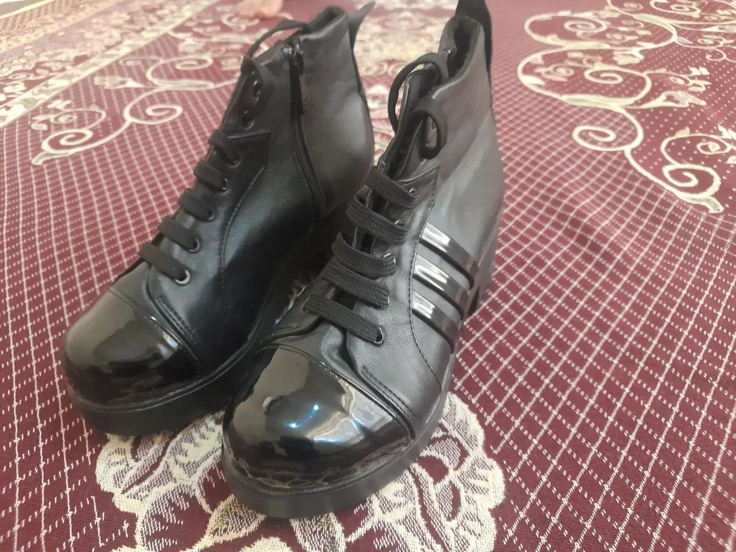 نیم پوتین|کیف، کفش، کمربند|شیراز, تندگویان|دیوار