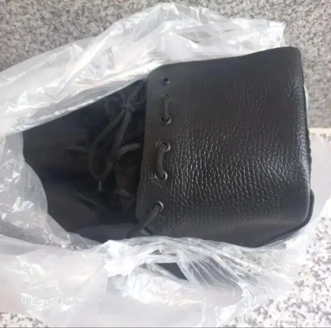 پوتین سربازی نو|کیف، کفش، کمربند|گالیکش, |دیوار