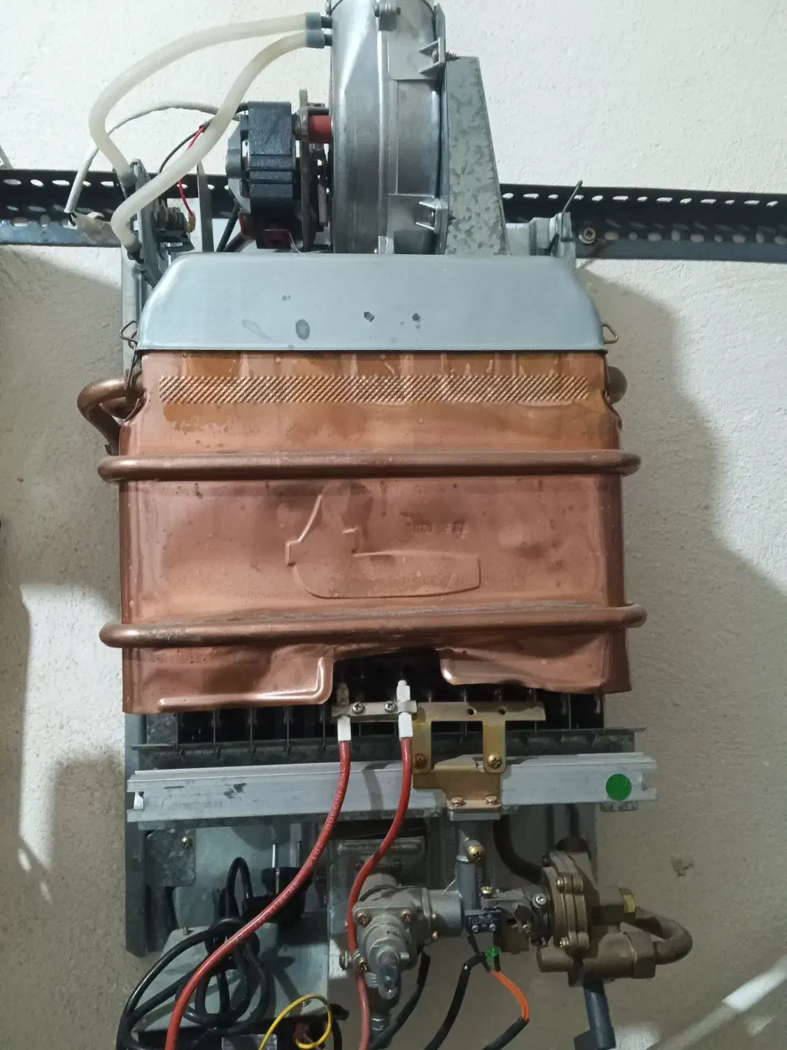 جوشکاری وتعمیرآبگرمکن زمینی و دیواری جوشکاری منبع|خدمات پیشه و مهارت|ارومیه, |دیوار