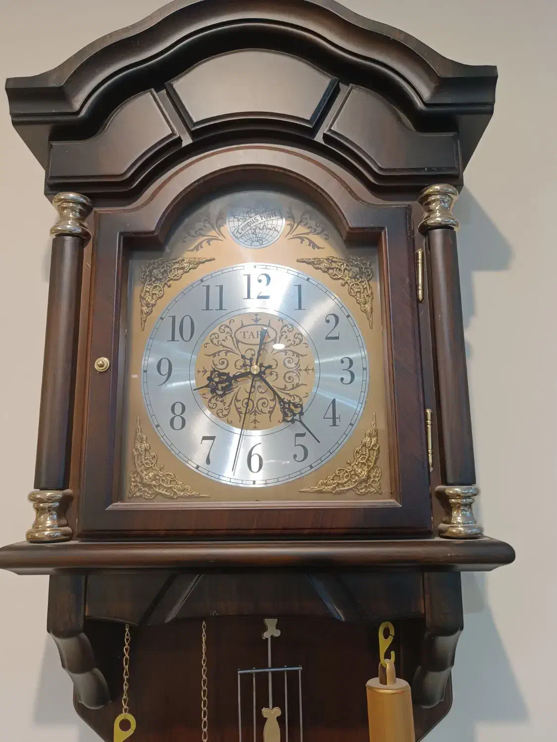 ساعت دیواری کاملا سالم|ساعت دیواری و تزئینی|تهران, علم و صنعت|دیوار