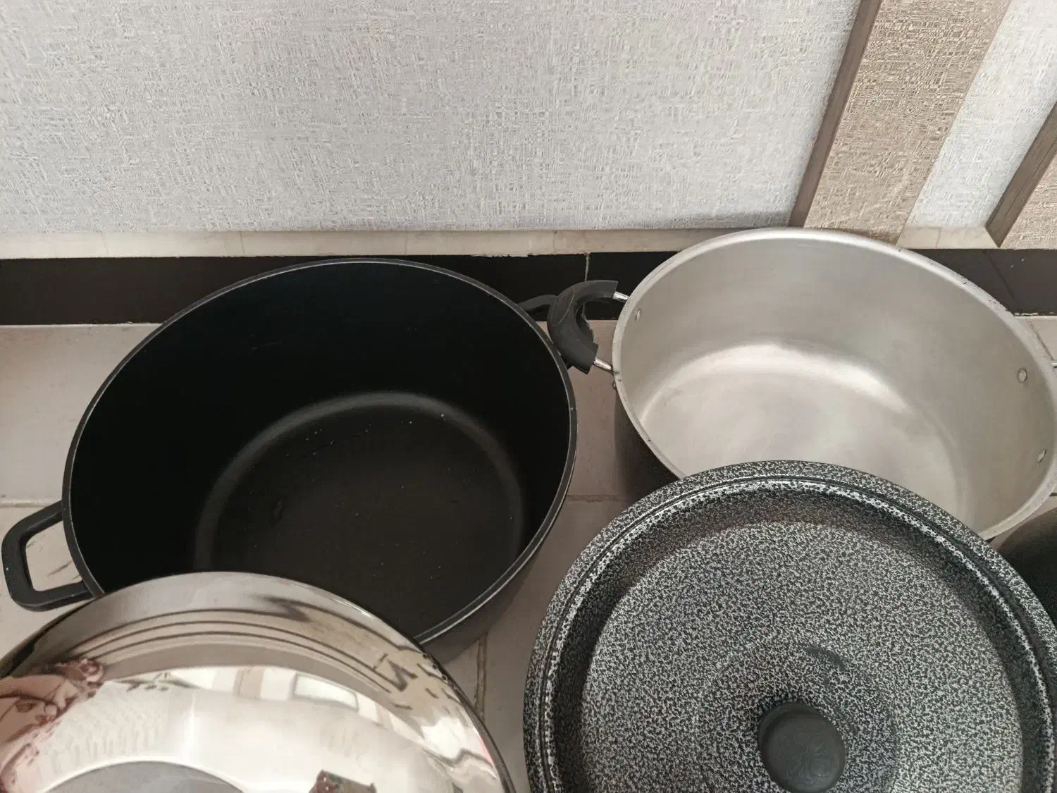 چند عدد قابلمه|ظروف پخت‌وپز|سنندج, |دیوار