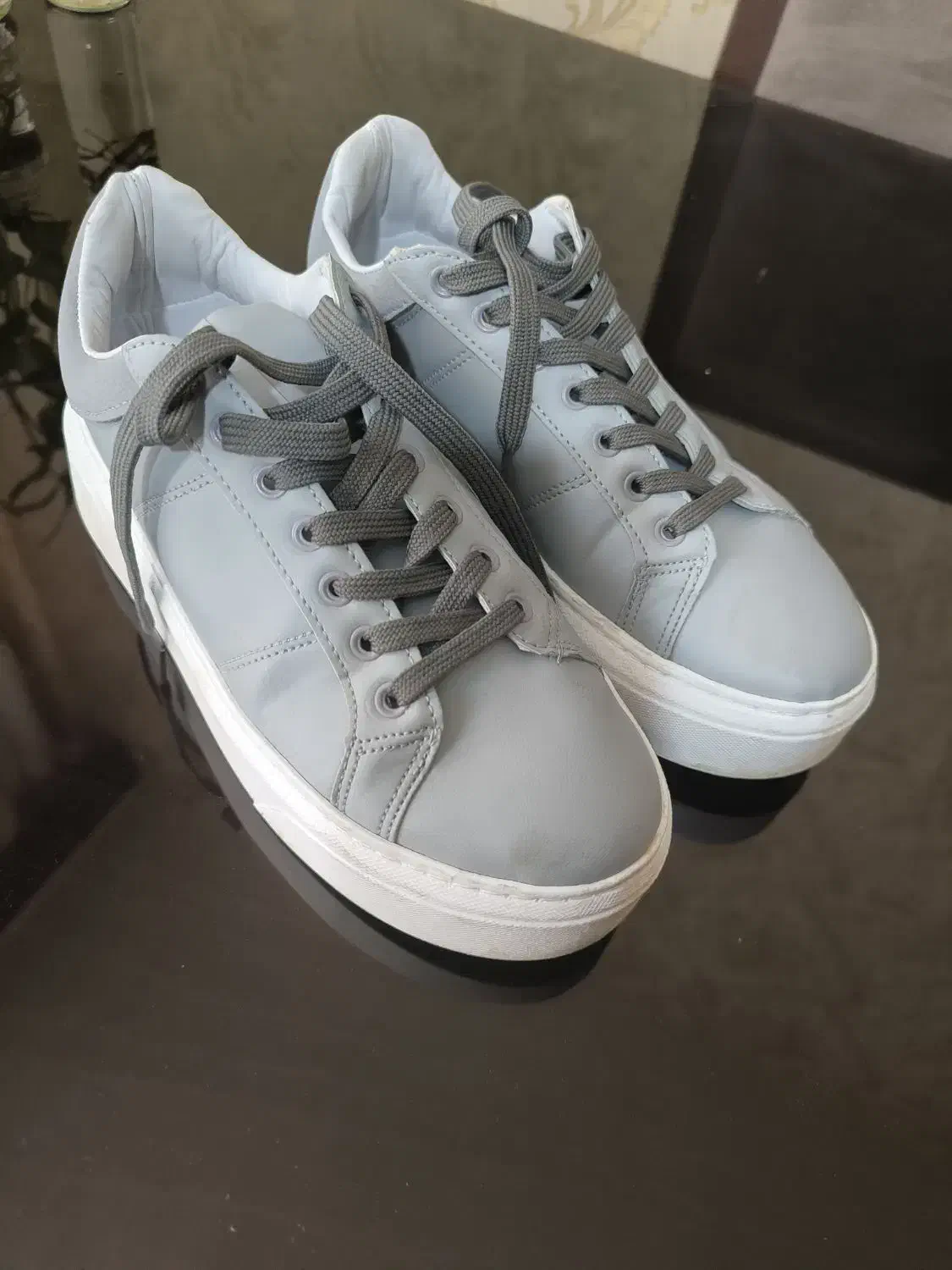 کتونی|کیف، کفش، کمربند|پرند, فاز ۶|دیوار