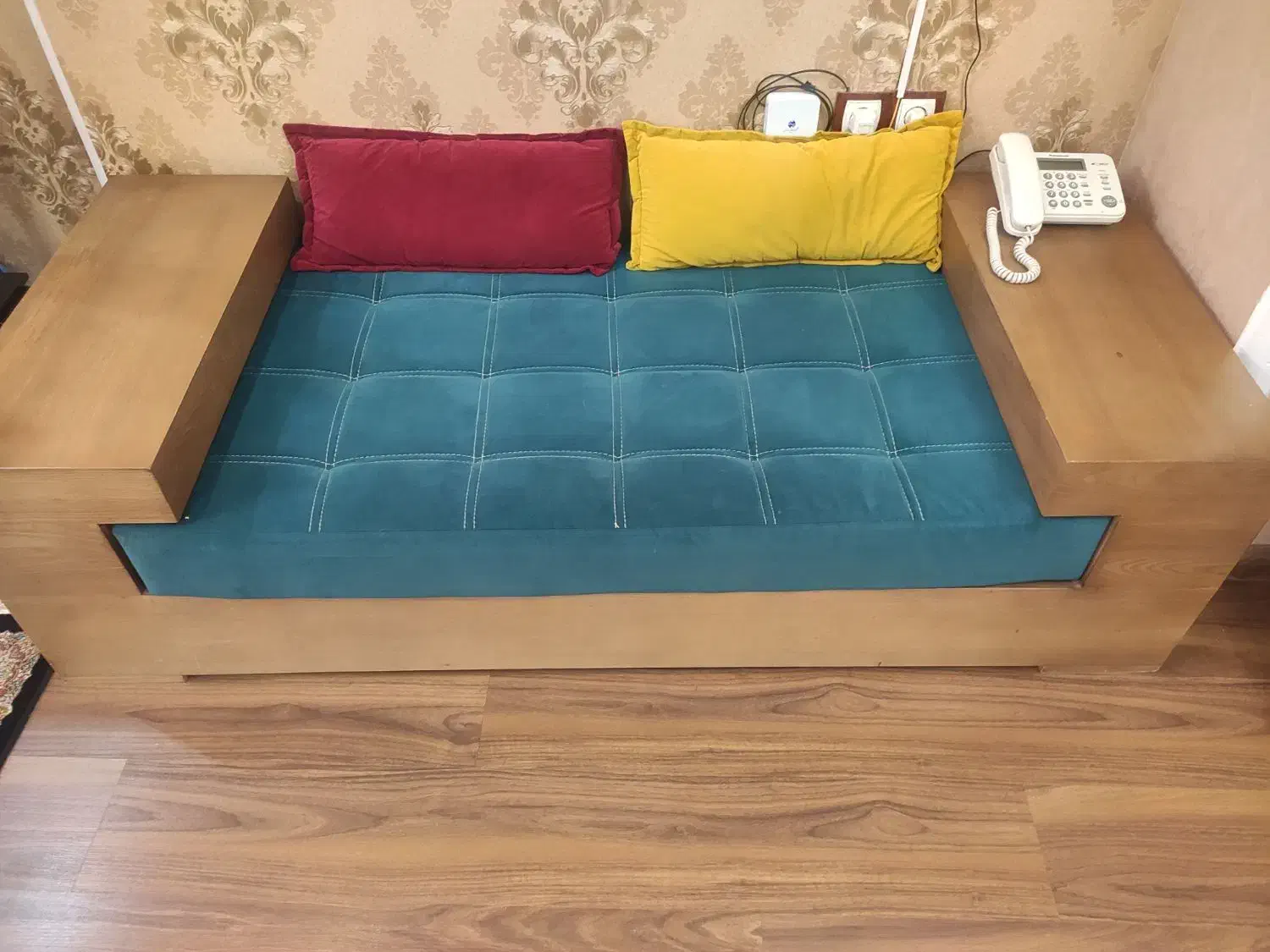 نیم ست جلو تلوزیونی سه تکه به همراه ۶ عدد کوسن|مبلمان خانگی و میز عسلی|لاهیجان, شقایق|دیوار