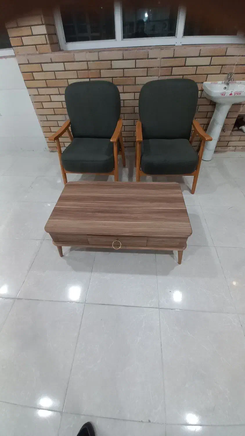 دوتا مبل یکنفره نما چوب فقط همینا موجودن با میز|مبلمان خانگی و میز عسلی|دهدشت, |دیوار