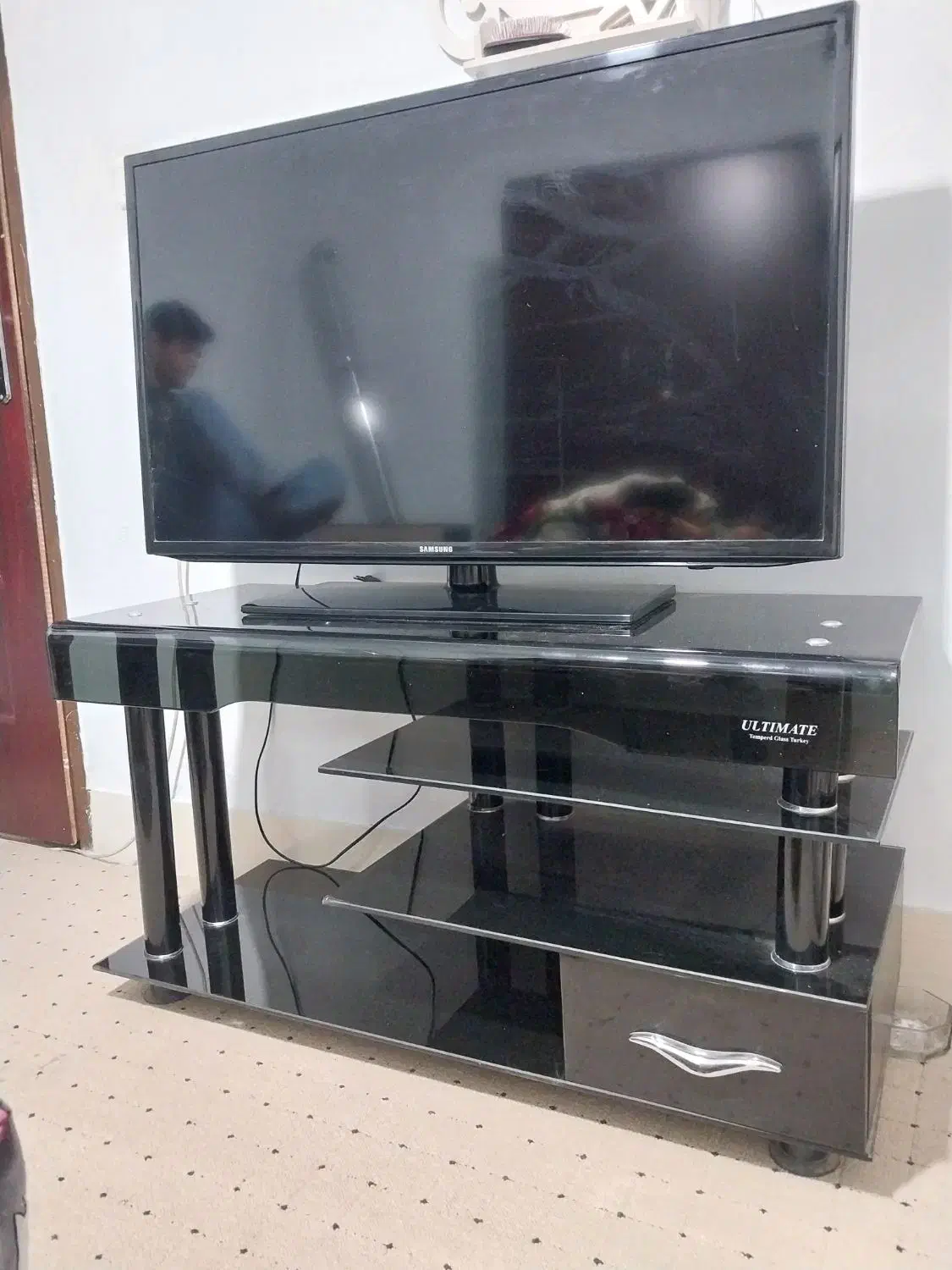 تلویزیون سامسونگ LED۴۰ با میز ۱۰ میلیون تومان|تلویزیون و پروژکتور|اصفهان, باغ فدک|دیوار