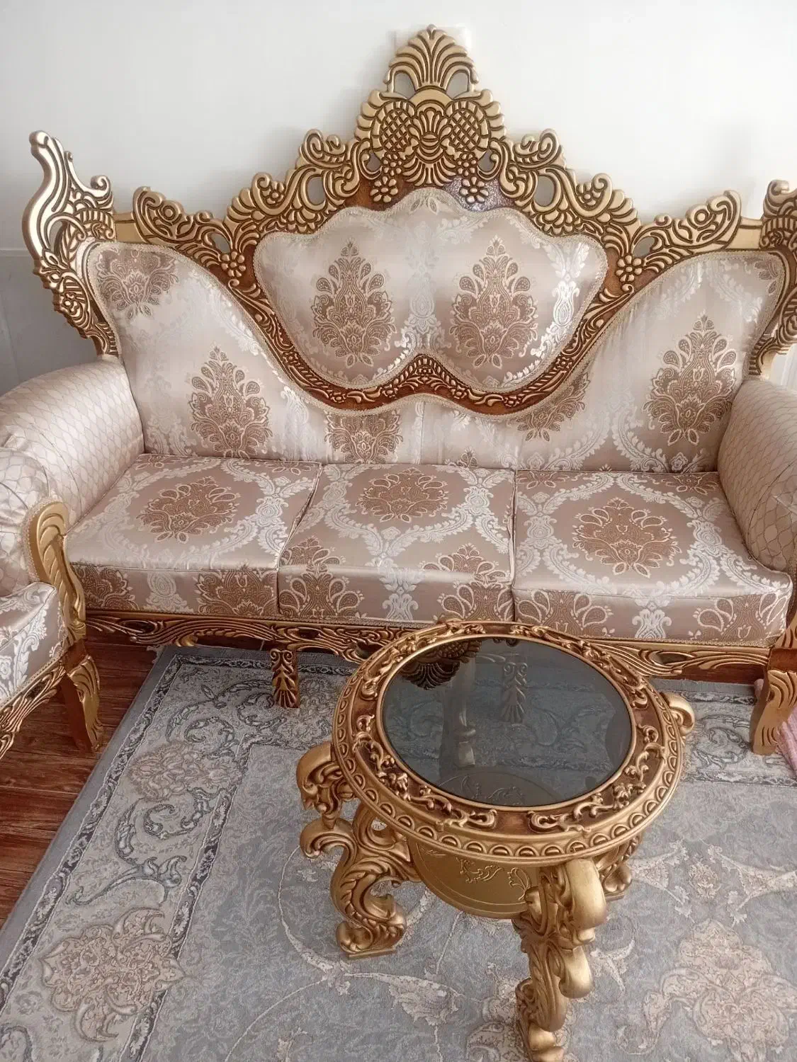 مبل سلطنتی ۷نفره وسه عدد میز جلو مبلی|مبلمان خانگی و میز عسلی|بافت, |دیوار