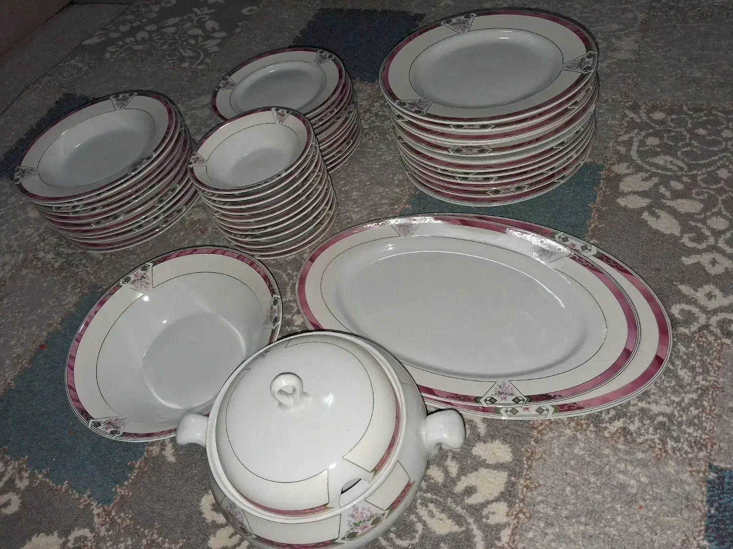 سرویس چینی ۱۲ نفره|ظروف سرو و پذیرایی|پارسآباد, |دیوار