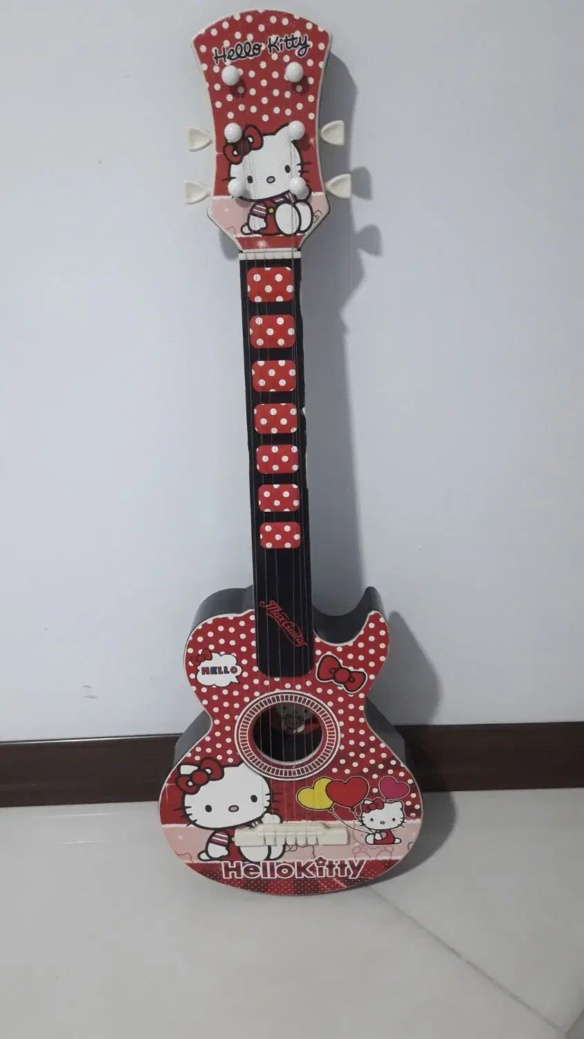 گیتار کیتی|گیتار، بیس، امپلیفایر|رباط‌کریم, رباط‌کریم|دیوار