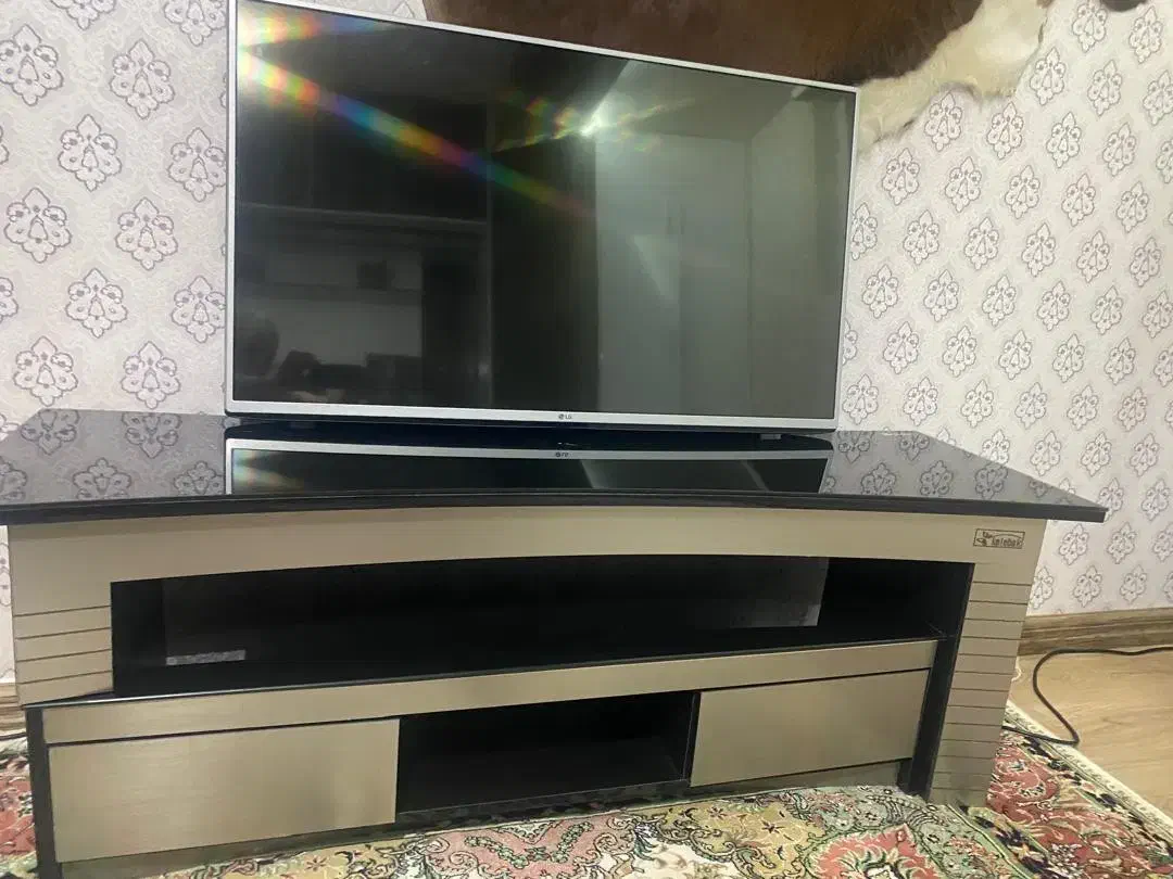 ال ای دی ال جی ۴۲اینج همراه میزدر حد نو|تلویزیون و پروژکتور|تبریز, |دیوار