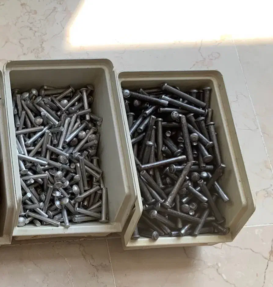 تعداد محدودی میخ پرچ چکشی به علت تغییر شغل|ابزارآلات|تهران, سوهانک|دیوار