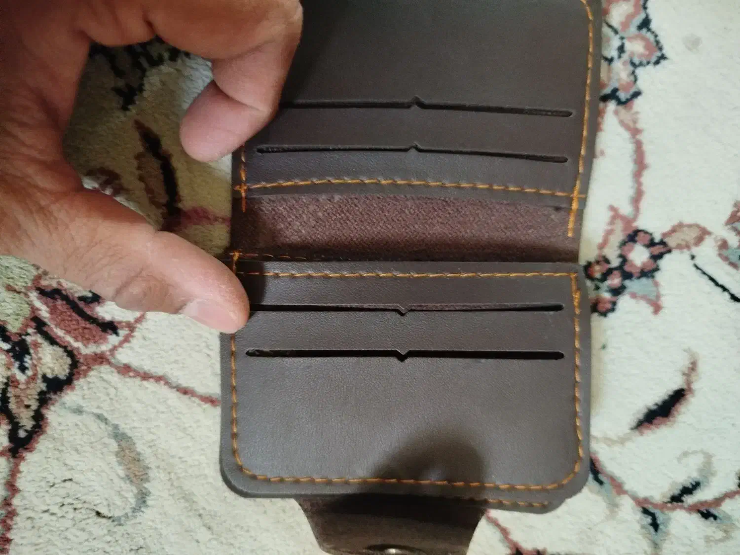 کیف پول|کیف، کفش، کمربند|رباط‌کریم, رباط‌کریم|دیوار