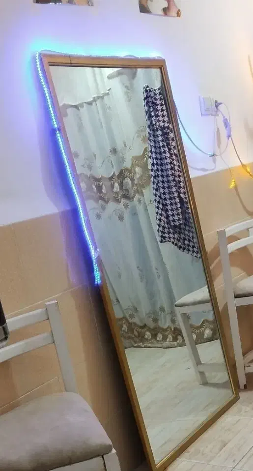 صندلی و ایینه|آرایشگاه و سالنهای زیبایی|زابل, |دیوار