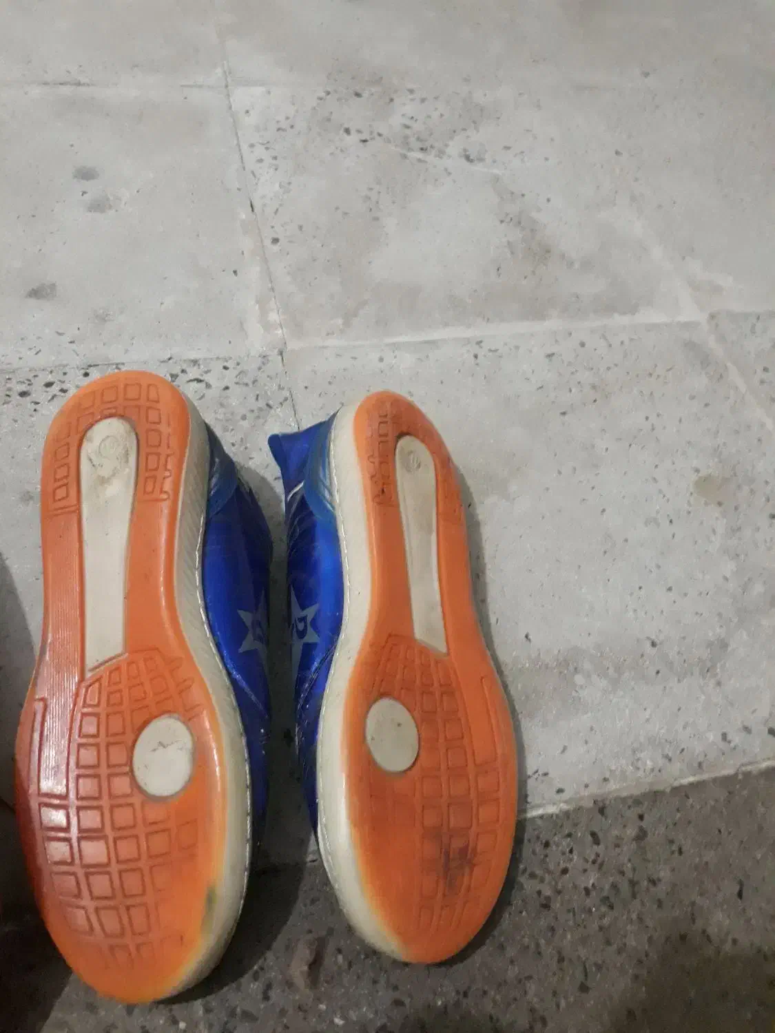 کفش ورزشی|کیف، کفش، کمربند|هشتگرد, شهرک وحدت|دیوار