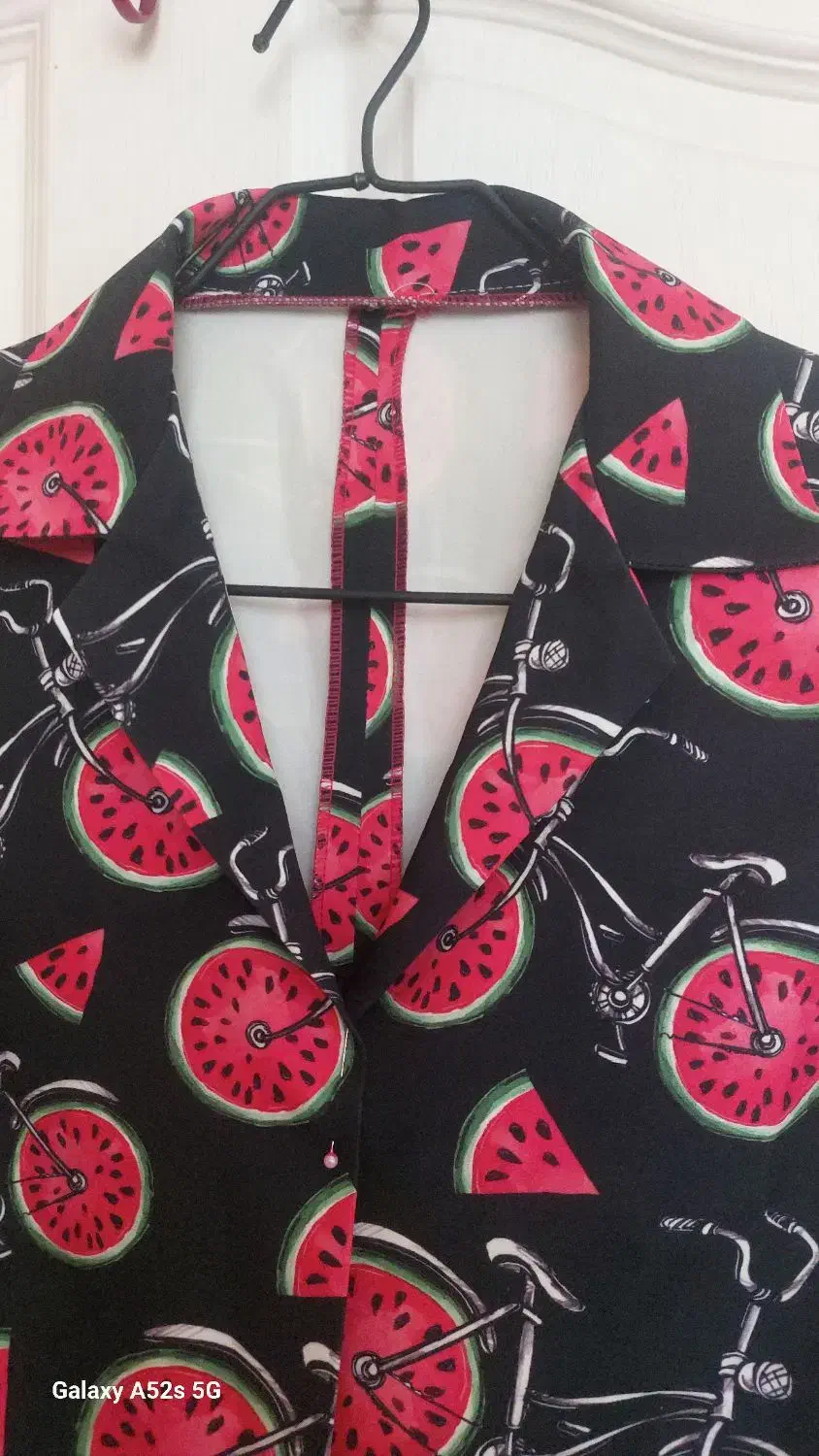 لباس یلدایی|لباس|گلبهار, شهر جدید گلبهار|دیوار