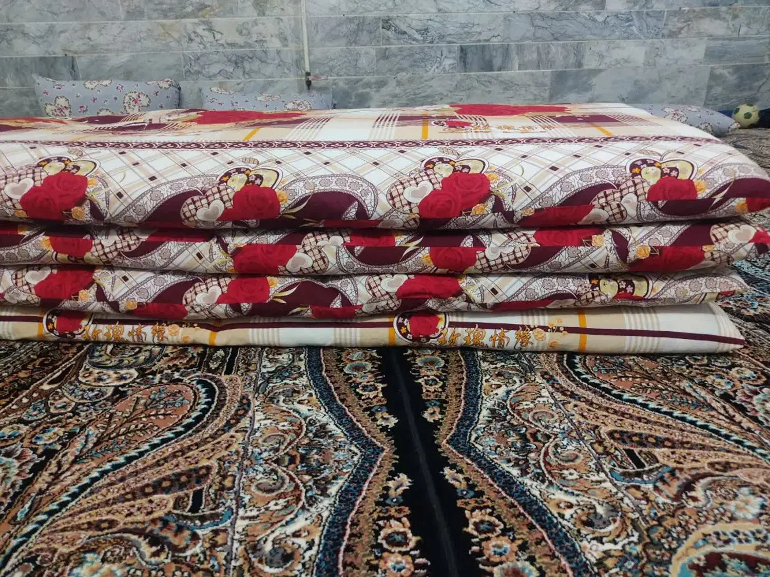 تشک پشم گوسفند|رختخواب، بالش، پتو|قم, امامزاده ابراهیم|دیوار